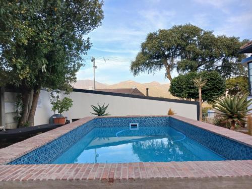 una piscina en el patio trasero de una casa en Southern Sky House, en Paarl