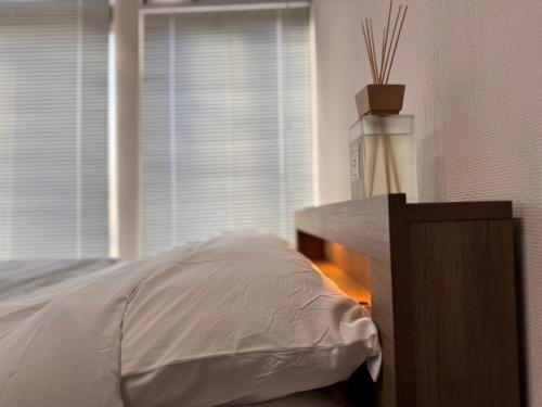 a bedroom with a white bed and a window at Auberge Craft in Hokancho