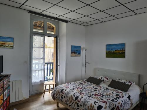 um quarto com uma cama com um edredão em Chanoine Boursier em Dol-de-Bretagne