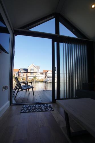 リンカーンにあるLincoln Floating Holidaysの水面の見えるポーチ