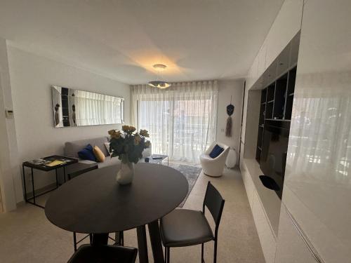 un salon avec une table et un canapé dans l'établissement Appartement centre ville 7 Lecerf, à Cannes