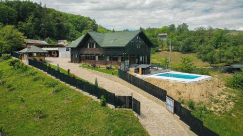 eine Luftansicht eines Hauses mit Pool in der Unterkunft Pensiunea Roxana in Buzău