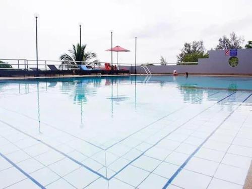 Bazén v ubytování apartment on the beach 1208 nebo v jeho okolí