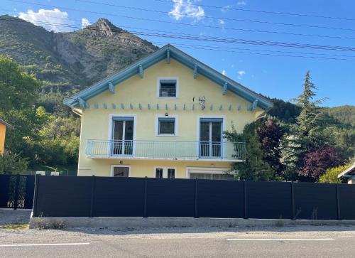 une maison avec une clôture devant dans l'établissement La maison Valban, à Veynes