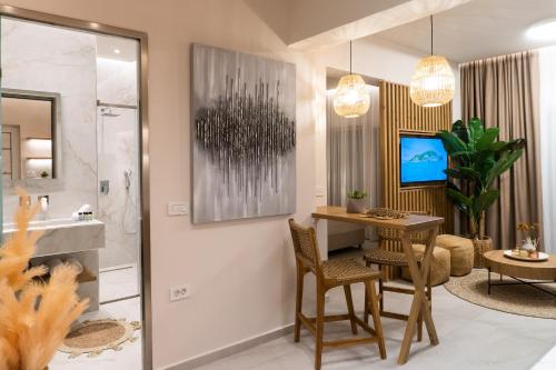 bagno con tavolo, sedie e doccia di Nikos Studios a Keríon