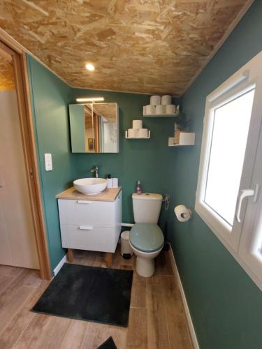 une salle de bain avec toilettes, lavabo et fenêtre dans l'établissement Le Studio de L'Ayguade - Plage à 100 m, à Hyères
