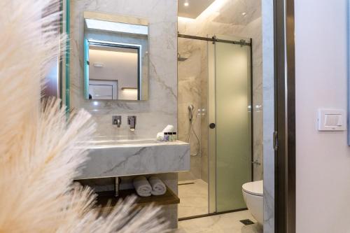 a bathroom with a sink and a shower at Nikos Studios in Keri