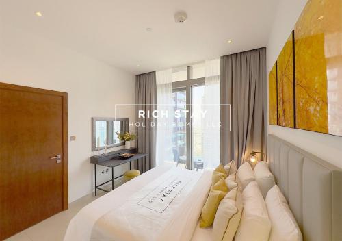 a bedroom with a large white bed and a window at Phenomenal 1BR at Marina Gate 2 in Dubai Marina by Rich Stay in Dubai