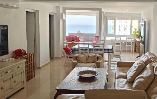 uma sala de estar com um sofá e uma mesa em Marbella Centre Beachfront & Pool em Marbella