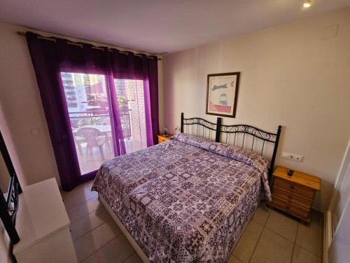 Schlafzimmer mit einem Bett und einem Fenster in der Unterkunft Apartamento El Gemelos in Cala de Finestrat