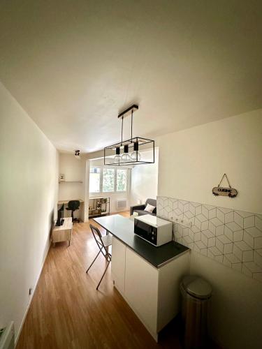 Photo de la galerie de l'établissement Magnifique Studio Lumineux et Confortable au Cœur du Centre-Ville de Toulon, à Toulon