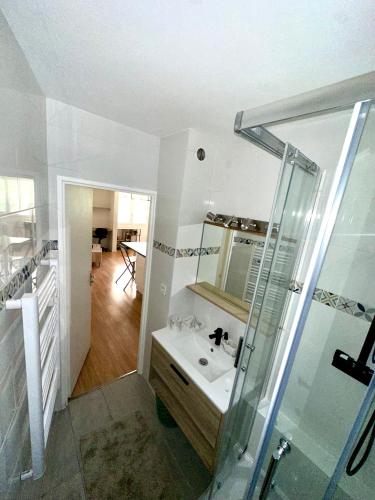 Photo de la galerie de l'établissement Magnifique Studio Lumineux et Confortable au Cœur du Centre-Ville de Toulon, à Toulon