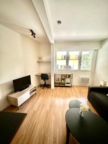 Photo de la galerie de l'établissement Magnifique Studio Lumineux et Confortable au Cœur du Centre-Ville de Toulon, à Toulon