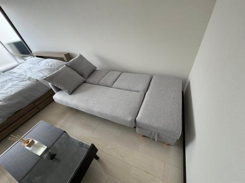 a room with a couch and a bed and a table at Auberge Craft in Hokancho