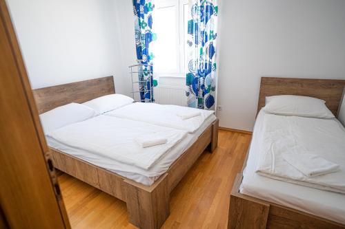 トミスラヴグラードにあるApartman A&Sのベッド2台と窓のある寝室