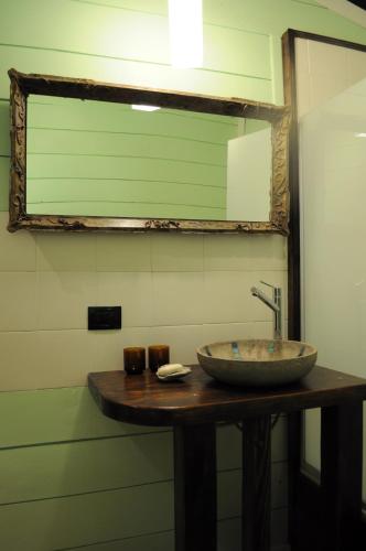 a bathroom with a sink and a mirror at Las Pitras Lodge in Epuyén