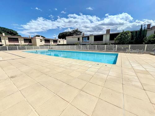 une piscine vide au milieu d'un bâtiment dans l'établissement 3369-Appartement 4 couchages avec piscine, tennis, à Argelès-sur-Mer