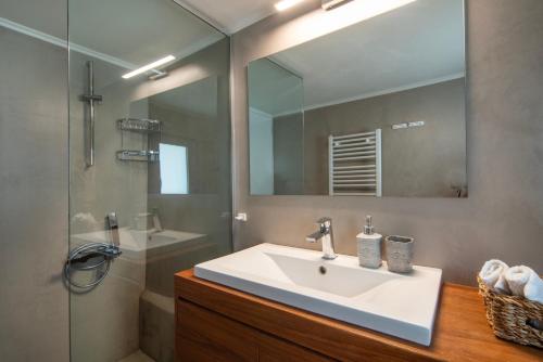Un baño de Maya Luxury Suite