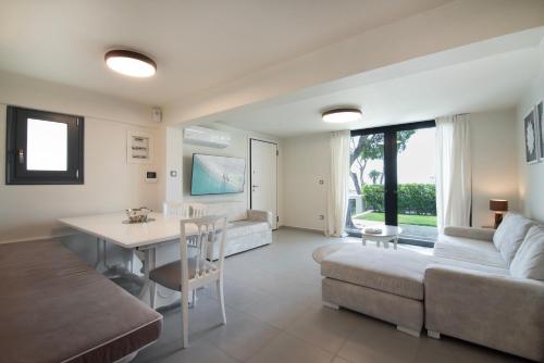 una sala de estar con un sofá y una mesa en Maya Luxury Suite, en Aegenitissa