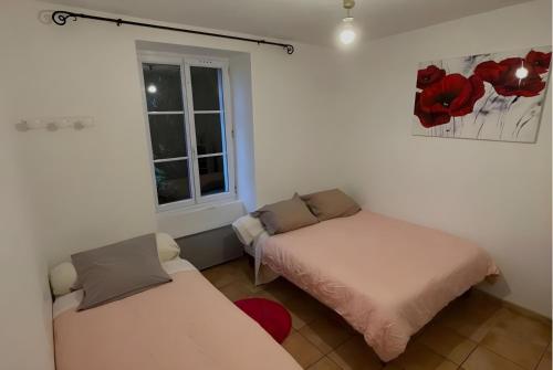 une chambre avec deux lits et une fenêtre dans l'établissement Le Paloma - Bougeance - 7pers - Rêve Au Mans, à Saint-Pavace