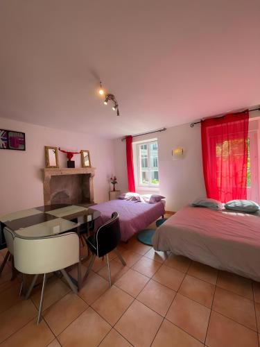 une chambre avec deux lits et une table dans l'établissement Le Paloma - Bougeance - 7pers - Rêve Au Mans, à Saint-Pavace