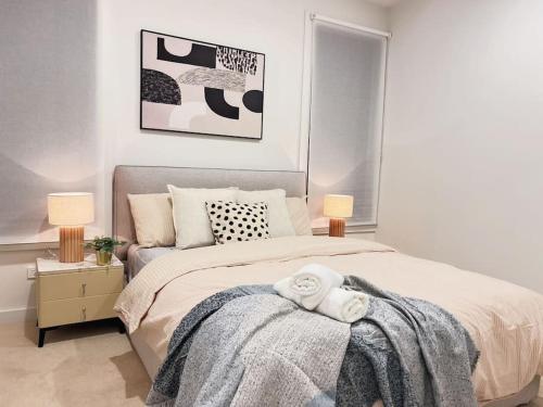 Katil atau katil-katil dalam bilik di BoxHill North Designer Grad Home