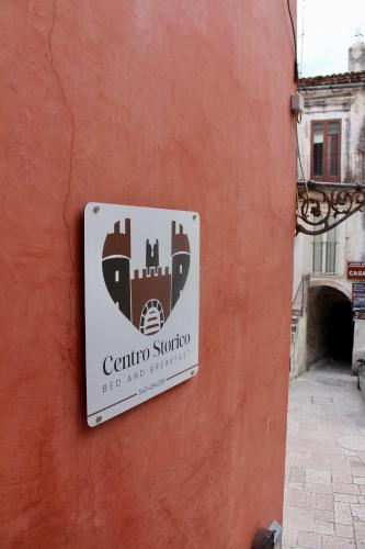 a sign on the side of a building at Centro storico Bed and Breakfast in Vico del Gargano
