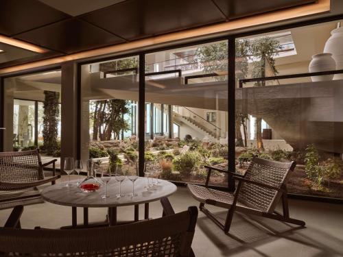 a dining room with a table and chairs at One&Only Kéa Island in Pisses