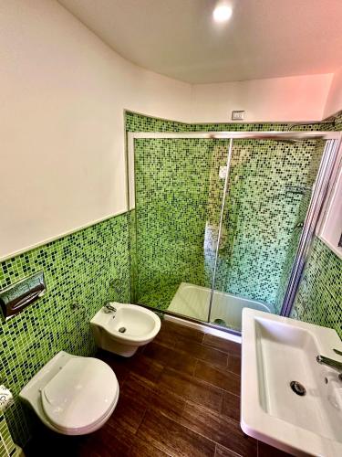 a bathroom with a toilet and a sink and a tub at LoryLu in Tropea