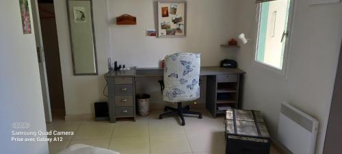 a desk with a chair in a room at Malpas125 chambres in Accons