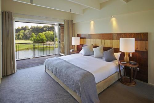 Säng eller sängar i ett rum på Peppers Clearwater Resort
