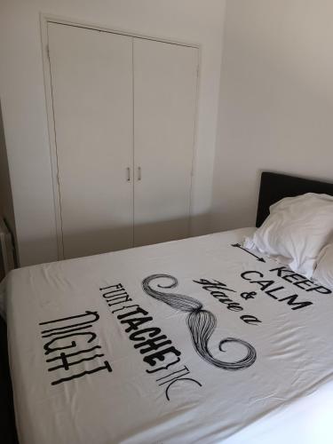 Postel nebo postele na pokoji v ubytování Ayoug Chambre Individuelle Chez Habitat