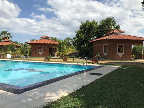 una piscina frente a una casa en Aki Villa en Pasikuda