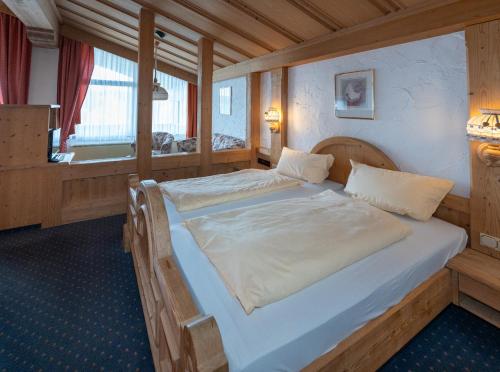 1 dormitorio con 1 cama grande en una habitación en Hotels am Kranichsee, en Hahnenklee-Bockswiese