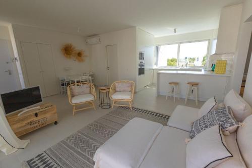Foto 3BR Family Apt w- Private balcony, Pool & Free Parking 1