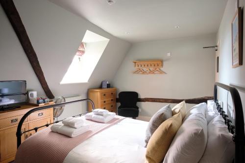 Ein Bett oder Betten in einem Zimmer der Unterkunft The Cross Keys, Aldeburgh