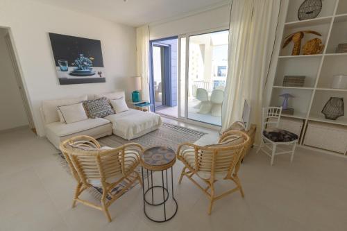 Foto 3BR Family Apt w- Private balcony, Pool & Free Parking 6