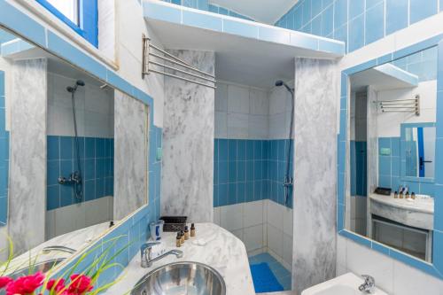 a bathroom with a tub and a sink at Paco's Resort Superior Villa 7 in Oziás