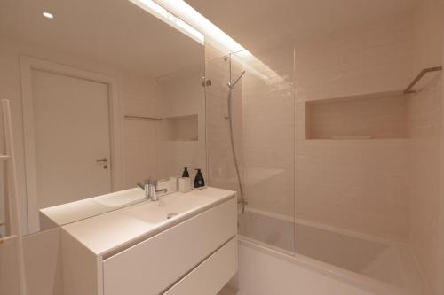 Foto 3BR Family Apt w- Private balcony, Pool & Free Parking 3