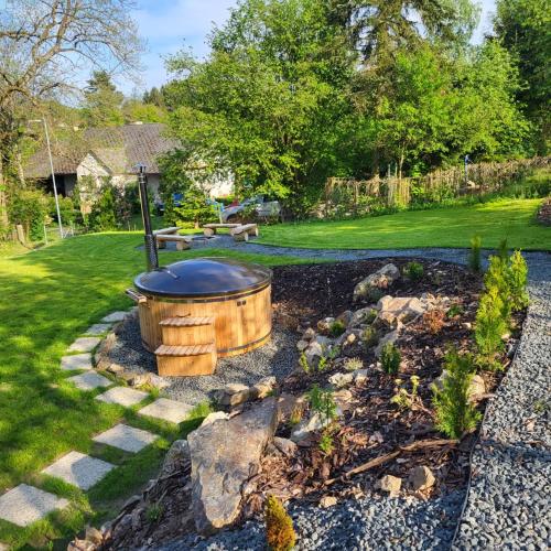 a garden with a large tub in a yard at chata-brdy in Nové Mitrovice
