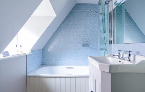 uma casa de banho com uma banheira e um lavatório em The Cross Keys, Aldeburgh em Aldeburgh