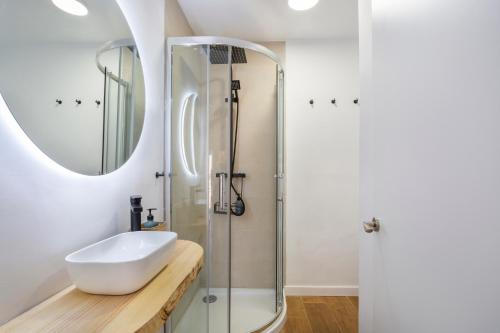 Vintage & Modern Old Town Alcoy في الكوي: حمام مع حوض ودش