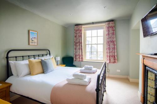 Säng eller sängar i ett rum på The Cross Keys, Aldeburgh