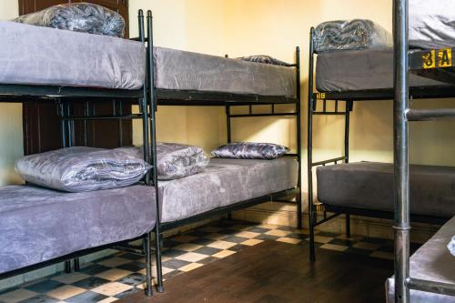 - un ensemble de lits superposés dans une chambre dans l'établissement Auberge De Jeunesse, à Rabat