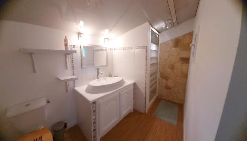 Bilik mandi di Charming converted Mill with Private Swimming Pool