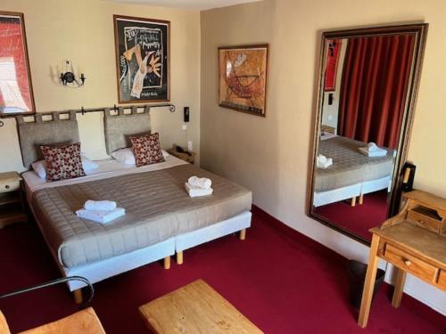 Postel nebo postele na pokoji v ubytování Hôtel Le Colbert