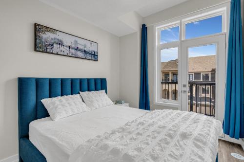 Un dormitorio con una cama grande y una ventana. en Luxury Newly Build 4BR House in Oakville, en Oakville