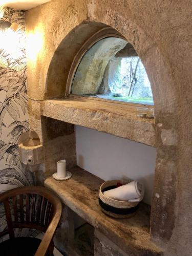 - un comptoir en pierre avec une fenêtre dans la chambre dans l'établissement Appartement cosy en amoureux, à Ménétréol-sous-Sancerre