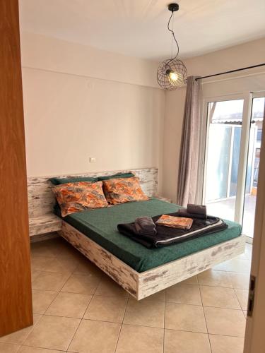 En eller flere senge i et værelse på Αγρίνιο κέντρο ΠA , A3