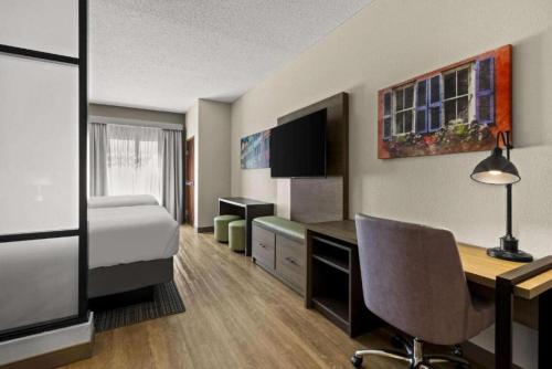 TV a/nebo společenská místnost v ubytování Comfort Suites Charleston West Ashley